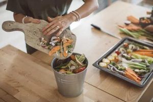 femme qui tri ses déchets organiques
